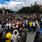 Caos antes del discurso de Petro: decenas de personas cruzaron las vallas de seguridad en Bogotá