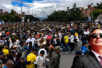 Caos antes del discurso de Petro: decenas de personas cruzaron las vallas de seguridad en Bogotá