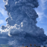 ALERTA EN INDONESIA: el volcán Sinabung entra en erupción y lanza columna de ceniza de 3.500 metros