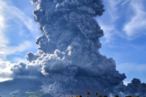 ALERTA EN INDONESIA: el volcán Sinabung entra en erupción y lanza columna de ceniza de 3.500 metros